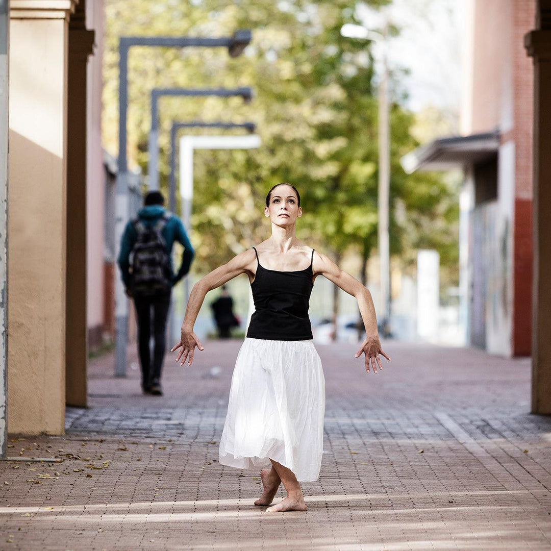 Balancing Strength and Flexibility: How the DonJoy Playmaker II Helps Dancers - My Cold Therapy 